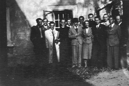 Mužský pěvecký sbor, uprostřed sbormistr Z.Pelunková (2. světová válka)