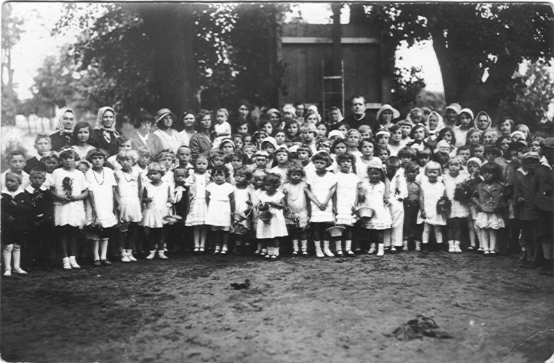 Obr. 3: Fotka z Počapel pořízená mezi lety 1926 – 1936 (Bouška je v poslední řadě, od středu mírně vpravo).
